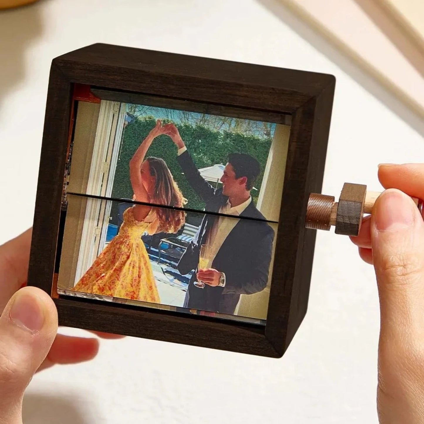 Sheeloo™ - Luminous Photo Flipper Frame